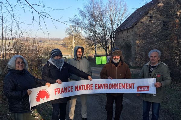 Des militants écologistes s'opposent à un projet de procherie industrielle à Tronget dans l'Allier.