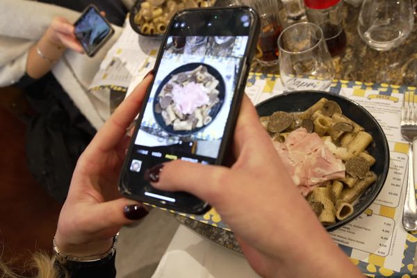 Aujourd'hui, les restaurateurs misent sur les réseaux sociaux pour attirer de nouveaux clients.