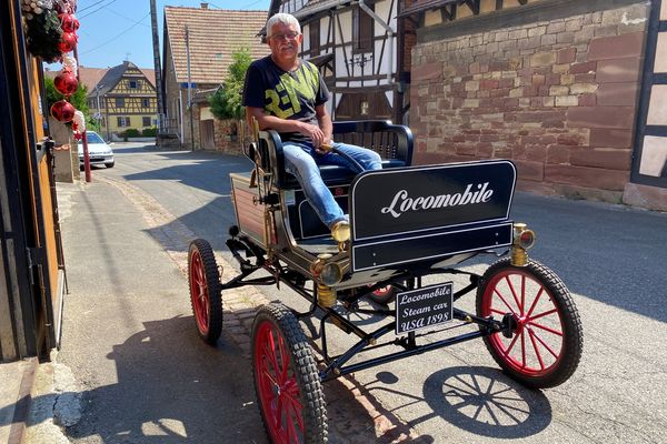 En plus des locomotives, Marcel Schultz a aussi reproduit cette voiture à vapeur, une locomobile conçue en 1898.