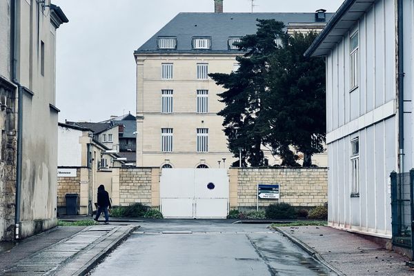 La nouvelle ligne de tramway va couper en deux l'établissement public de santé mentale de Caen (EPSM) en 2029. 80 patients dits vulnérables vont devoir cohabiter avec les travaux et passer par la ville pour rejoindre les services de l'hôpital psychiatrique. Une situation qui inquiète les personnels soignants.