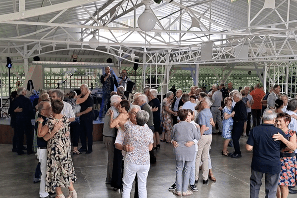 La Guinguette du Passage attire jusqu'à 300 danseurs chaque dimanche.