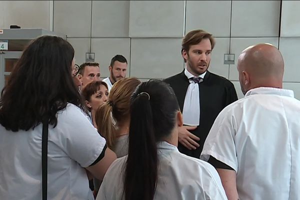 ​​​​​​​Un rassemblement du personnel du CHU  a eu lieu devant le palais de justice avant le procès, en signe de solidarité.