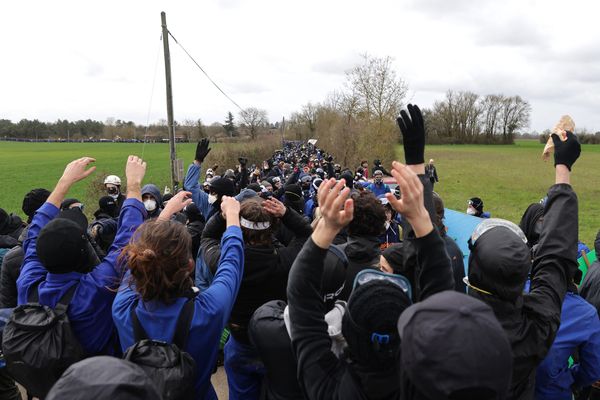 Les manifestants du convoi "Les Loutres" en direction de la bassine de Sainte-Soline le samedi 25 mars 2023.