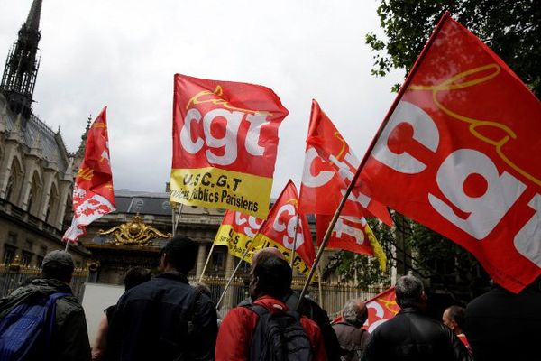 Des membres de la CGT se sont rassemblés devant le tribunal correctionnel de Paris pour protester contre le jugement d'un militant du syndicat. Son audience a été renvoyée. Parmi les personnes jugées, certaines ont été condamnées à des peines allant jusqu'à 8 mois de prison ferme. 