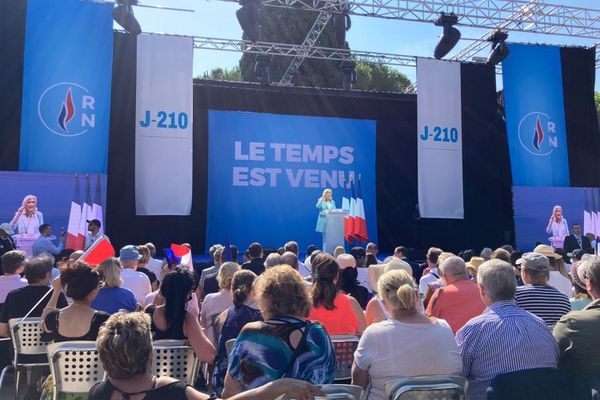 Marine Le Pen en meeting au théâtre romain de Fréjus