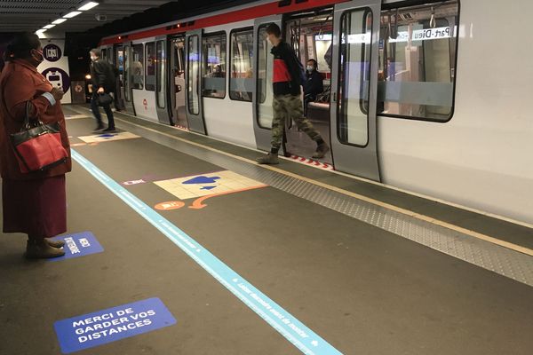 Les nouvelles règles sanitaires sont globalement bien respectées dans le métro, et l'ensemble du réseau des Transports en commun de Lyon depuis le déconfinement du 11 mai 2020.