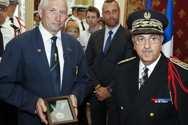 Le père de Xavier Jugelé a reçu la médaille de la police new-yorkaise remise à titre posthume par le préfet de police, le 15 juin 2017.