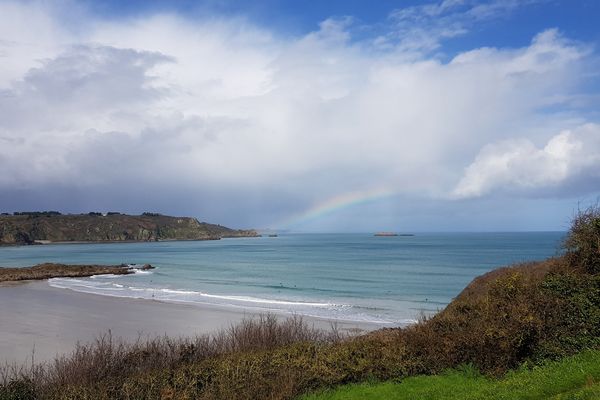 Arc-en-ciel qui se dessine à Plouha