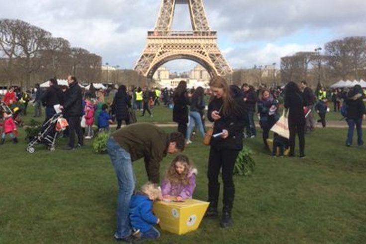 Au Champ De Mars La Chasse Aux Oeufs De Paques Est Ouverte