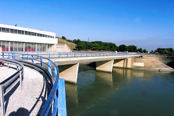 La centrale hydro-électrique de Saint-Chamas, au bord de l'étang de Berre.