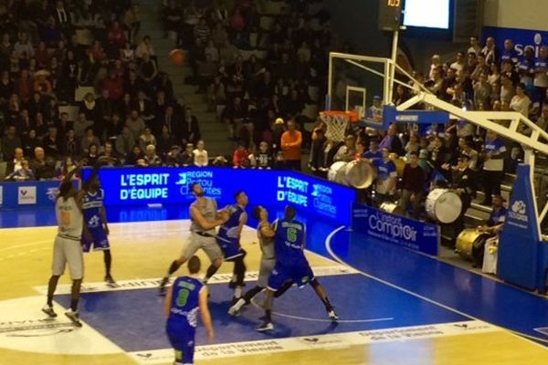 Le Poitiers Basket 86 s'est imposé (82-79) face au SQBB, mardi 16 février 2016 en ouverture de la phase des matchs retours du championnat de Pro B.