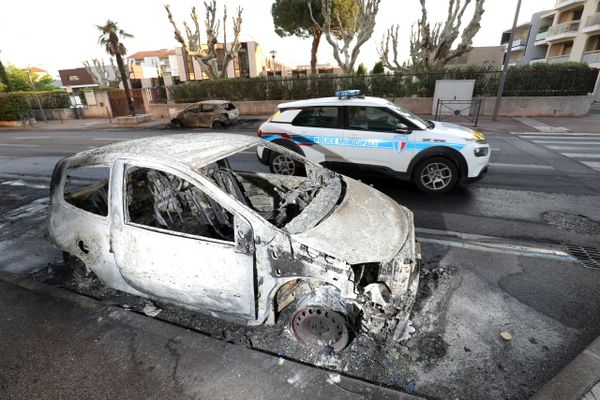 Une rue du quartier de la Gabelle à Frejus après une nuit de violence.