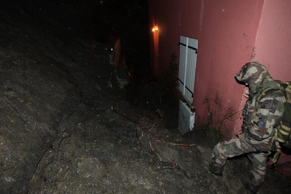 Une jeune femme est décédée à Saint-Blaise, un village des Alpes-Maritimes, ensevelie par un glissement de terrain provoqué par de fortes pluies. 