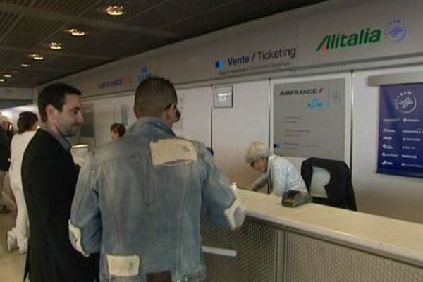 Le comptoir Air France de la compagnie Air France à l’aéroport de Nice.