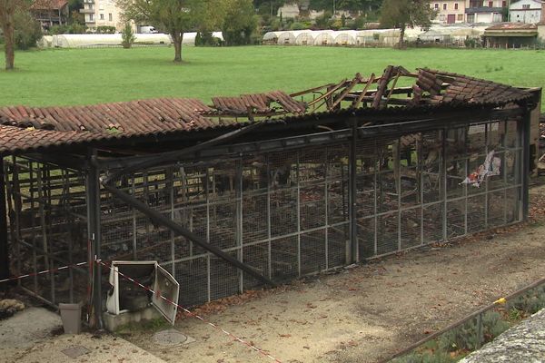 Le hangar principal du club nautique d'Aubeterre-sur-Dronne (Charente) a été complètement détruit par les flammes.