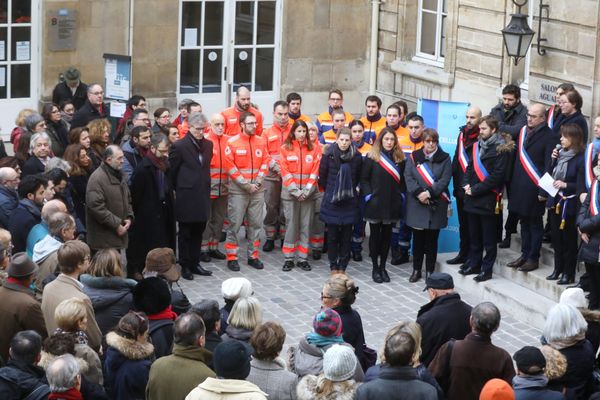 Delphine Bürkli, la maire du 9e arrondissement, a rendu hommage aux victimes de l’explosion de la rue de Trévise, samedi 20 janvier.