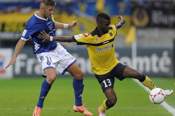 Abdoul Razzagui Camara sous le maillot jaune du FC Sochaux