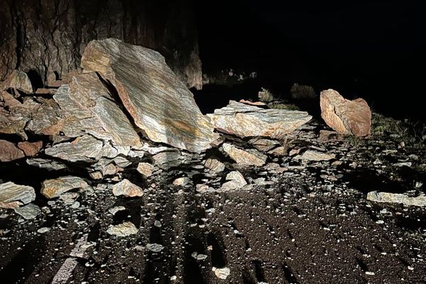 Un bloc rocheux a chuté sur la D80 dans le Cap, sur la commune d'Ogliastro.