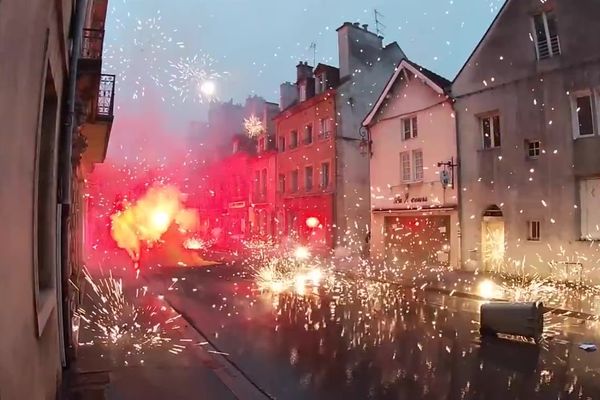 Des tirs de feux d'artifice rue de la Préfecture à Dijon, le 2 février 2019.