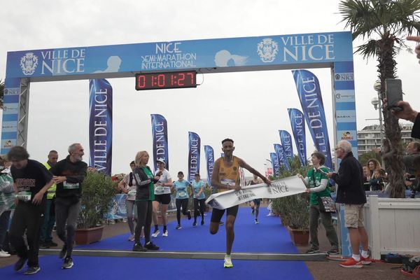 L'Érythréen Senay Fissehatsion, vainqueur du semi-marathon de Nice en 1 heure une minute et 27 secondes.