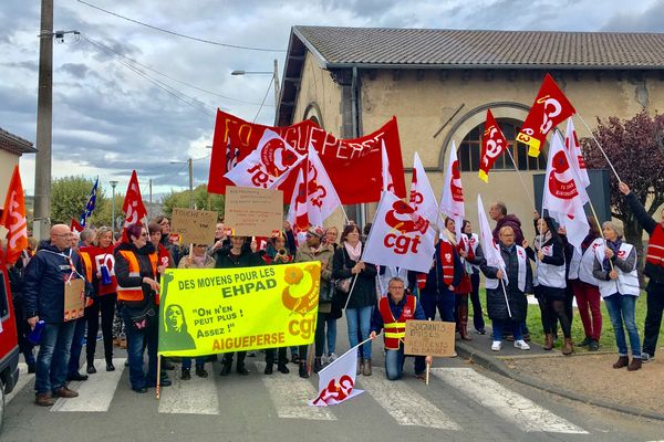Près de 140 manifestants de l'EHPAD Serge Bayle à Aigueperse ont manifesté, ce jeudi 21 novembre, pour un changement de direction