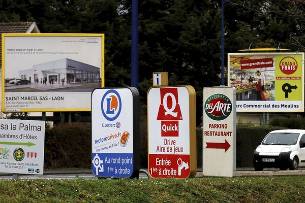 Ces panneaux sont considérés par de nombreuses associations comme une "pollution visuelle".