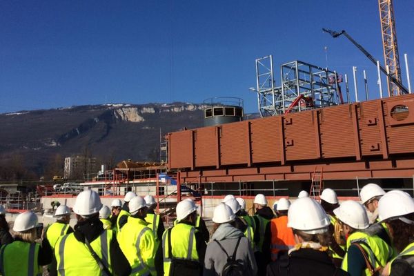 Sur le chantier de "Biomax", la future centrale au bois de l'agglomération de Grenoble.