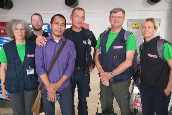 Retour à la case départ - A Jakarta, six des sept membres de l'équipe humanitaire de la mission engagée par l'AAIP attendaient aujourd'hui de rentrer en France avec les médicaments et le matériels de secours - A quelques minutes de l'embarquement ... 9/10/18