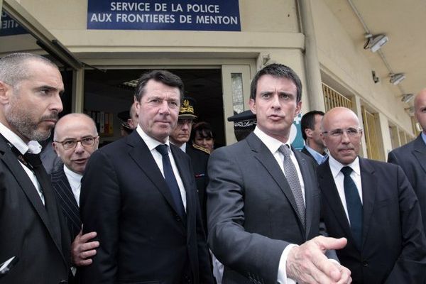 Le ministre de l’Intérieur, Bernard Cazeneuve, et le Premier ministre, Manuel Valls, au poste frontière de Menton (Alpes­Maritimes), samedi