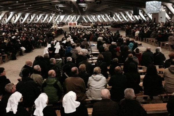 A l'intérieur de la basilique Saint Pie-X, 7000 personnes ont assisté à la retransmission sur écrans géants de la cérémonie romaine de canonisation 