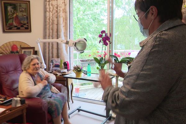 Bernadette revoit une visite de ses filles dans sa chambre, pour la 1ère fois depuis le confinement