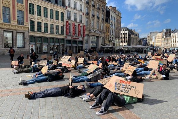 Les étudiants de l'ENSAP de Lille participent à un "die in" pour protester contre le manque de moyens des écoles d'architecture.
