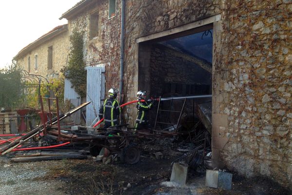 Vallerargues (Gard) - un hangar agricole et son stock de paille détruits par un incendie - 1er novembre 2017.