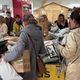 La vente de colis mystère a attiré beaucoup de monde cette semaine dans ce centre commercial de Rochefort (Charente-Maritime).