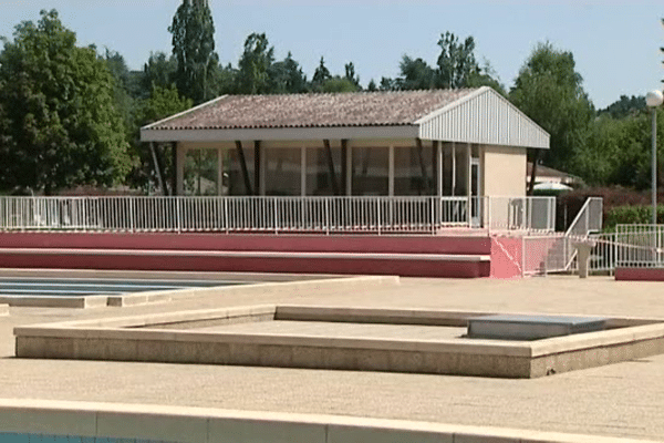 Le 1er juillet dernier, la mairie avait pris la décision de vider la piscine, après plusieurs incidents liés à des squatteurs. 50 jours plus tard, l'eau est de retour. 