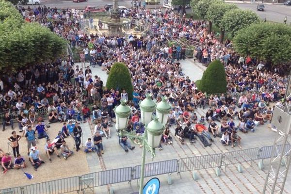 Des centaines de personnes s'étaient réunies face à l'Hôtel de ville de Limoges.