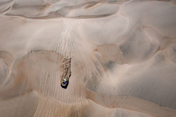 L'équipage Loeb/Elena dans les dunes lors de la sixième étape de ce Dakar 2019