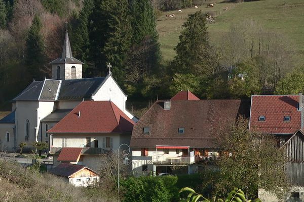 La commune de Saint-Pierre-d'Entremont (Savoie) a pris un arrêté anti-pesticides.