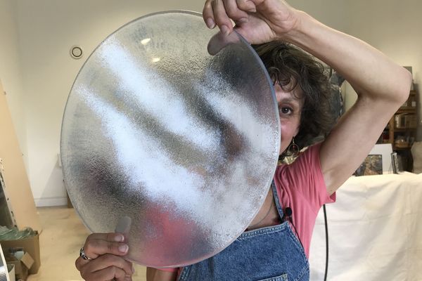 Un voile de verre coloré sur la lumière révèle le regard artistique 