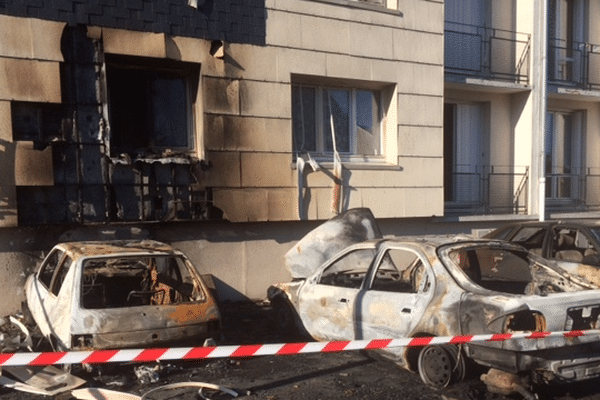 Une voiture a pris feu dans le centre ville de Montargis ce dimanche soir, les flammes se sont propagées. 