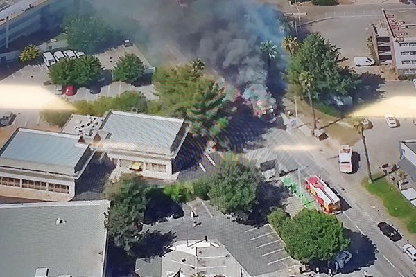 Nîmes - un bus en feu à ville active - 6 août 2020.