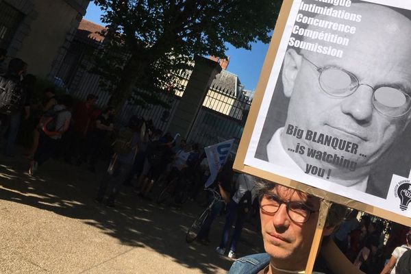 Manifestation contre la réforme Blanquer devant l'inspection académique