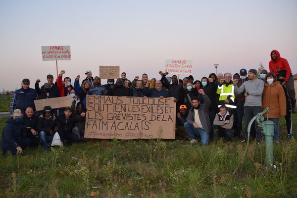 Des membres d'Emmaüs ont débuté un jeûne symbolique de 24 heures pour soutenir les grévistes de la faim à Calais.