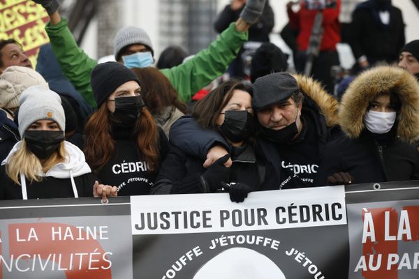 La famille de Cédric Chouviat lors d'une marche blanche à l'occasion de l'anniversaire de son décès, le 3 janvier 2021 à Paris.