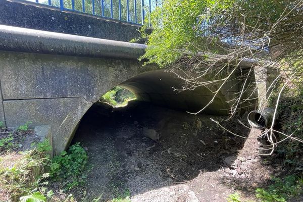 Le pont sous lequel le cadavre a été découvert, dimanche, à Rieux-en-Cambrésis