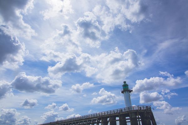 En début d'après-midi les cumulus se développent et les éclaircies sont plus nombreuses.