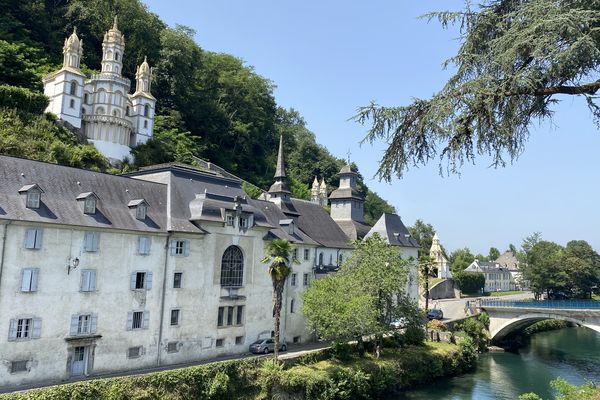 Notre-Dame de Betharram était à l'abri de tout soupçon : une réputation prestigieuse, une discipline supposée remettre sur la bonne trajectoire les élèves, des familles prestigieuses qui lui font confiance (Bayrou, de Castelbajac...).