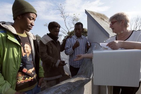 Mummy Brigitte prend en charge les portables de certains migrants à Calais. 