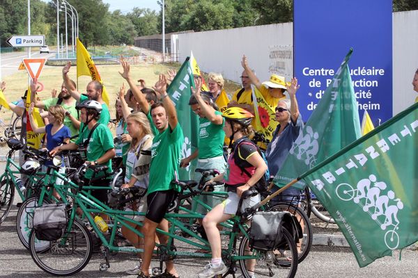 Le Tour Alternatiba est un mouvement citoyen "pour changer le système, pas le climat ". Illustration (archives 2015. Le Tour Alternatiba, parti de Bayonne le 5 juin, a fait une halte devant la centrale nucléaire de Fessenheim en Alsace.)