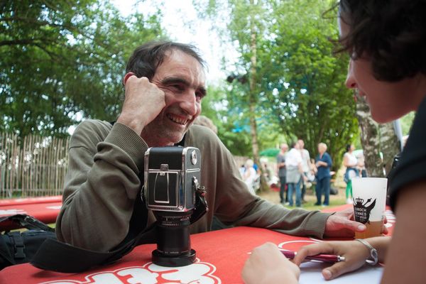 Richard Bellia et son moyen format argentique ne passent pas inaperçus.